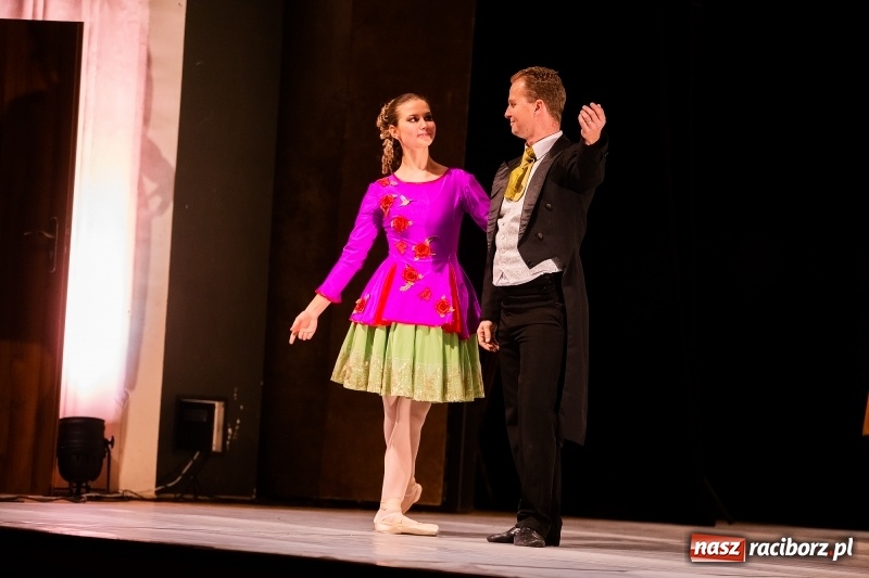 Zdjęcie w galerii na portalu naszraciborz.pl: Po drugiej stronie lustra. Powarsztatowy spektakl finałowy w RCK wiadomości z regionu