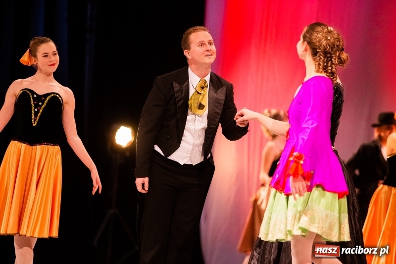 Zdjęcie w galerii na portalu naszraciborz.pl: Po drugiej stronie lustra. Powarsztatowy spektakl finałowy w RCK wiadomości z regionu