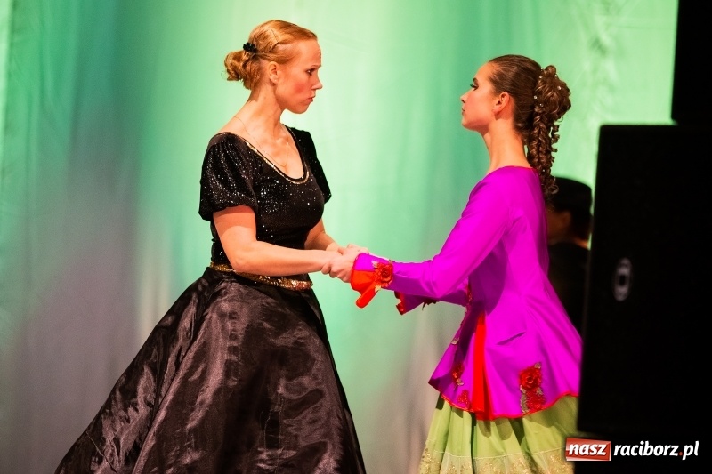 Zdjęcie w galerii na portalu naszraciborz.pl: Po drugiej stronie lustra. Powarsztatowy spektakl finałowy w RCK wiadomości z regionu