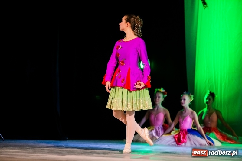 Zdjęcie w galerii na portalu naszraciborz.pl: Po drugiej stronie lustra. Powarsztatowy spektakl finałowy w RCK wiadomości z regionu