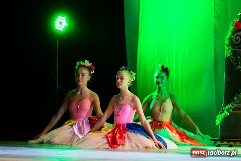 Zdjęcie w galerii na portalu naszraciborz.pl: Po drugiej stronie lustra. Powarsztatowy spektakl finałowy w RCK wiadomości z regionu