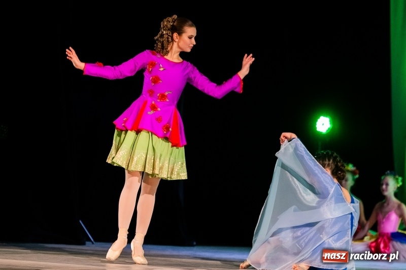 Zdjęcie w galerii na portalu naszraciborz.pl: Po drugiej stronie lustra. Powarsztatowy spektakl finałowy w RCK wiadomości z regionu