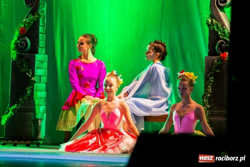 Zdjęcie w galerii na portalu naszraciborz.pl: Po drugiej stronie lustra. Powarsztatowy spektakl finałowy w RCK wiadomości z regionu