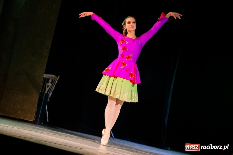 Zdjęcie w galerii na portalu naszraciborz.pl: Po drugiej stronie lustra. Powarsztatowy spektakl finałowy w RCK wiadomości z regionu