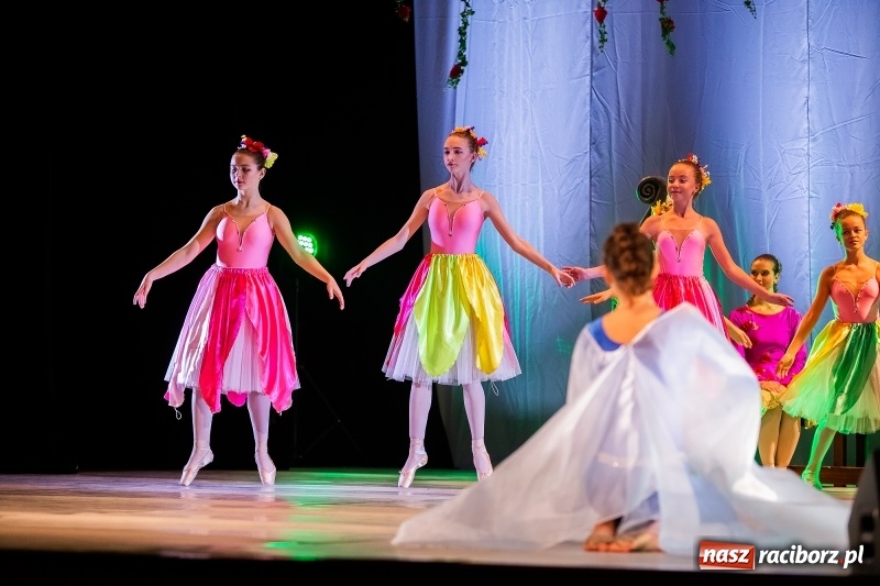 Zdjęcie w galerii na portalu naszraciborz.pl: Po drugiej stronie lustra. Powarsztatowy spektakl finałowy w RCK wiadomości z regionu