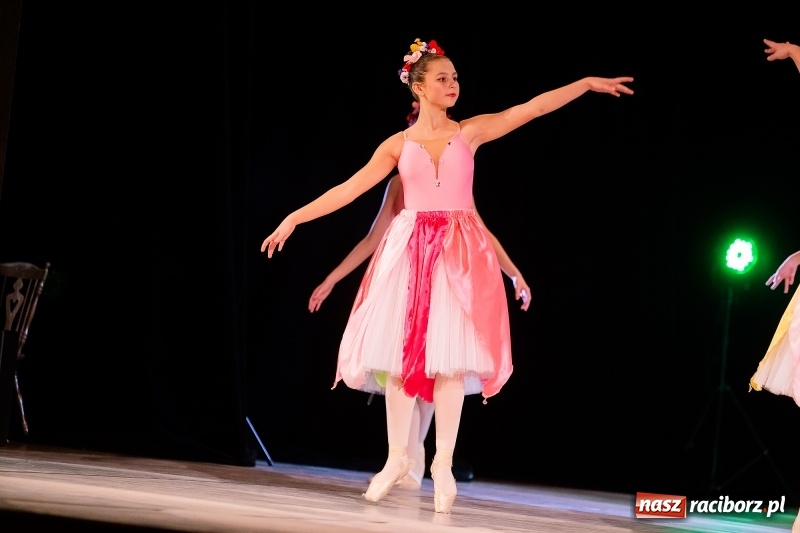 Zdjęcie w galerii na portalu naszraciborz.pl: Po drugiej stronie lustra. Powarsztatowy spektakl finałowy w RCK wiadomości z regionu