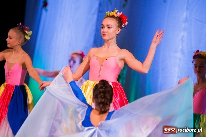 Zdjęcie w galerii na portalu naszraciborz.pl: Po drugiej stronie lustra. Powarsztatowy spektakl finałowy w RCK wiadomości z regionu