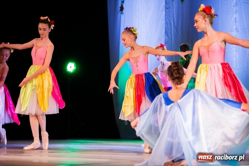 Zdjęcie w galerii na portalu naszraciborz.pl: Po drugiej stronie lustra. Powarsztatowy spektakl finałowy w RCK wiadomości z regionu