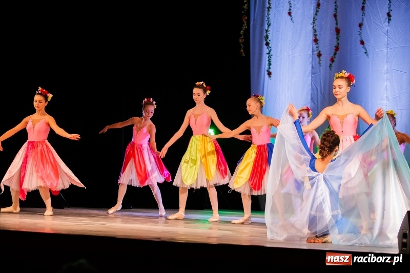 Zdjęcie w galerii na portalu naszraciborz.pl: Po drugiej stronie lustra. Powarsztatowy spektakl finałowy w RCK wiadomości z regionu