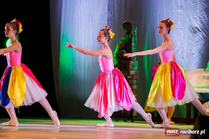 Zdjęcie w galerii na portalu naszraciborz.pl: Po drugiej stronie lustra. Powarsztatowy spektakl finałowy w RCK wiadomości z regionu