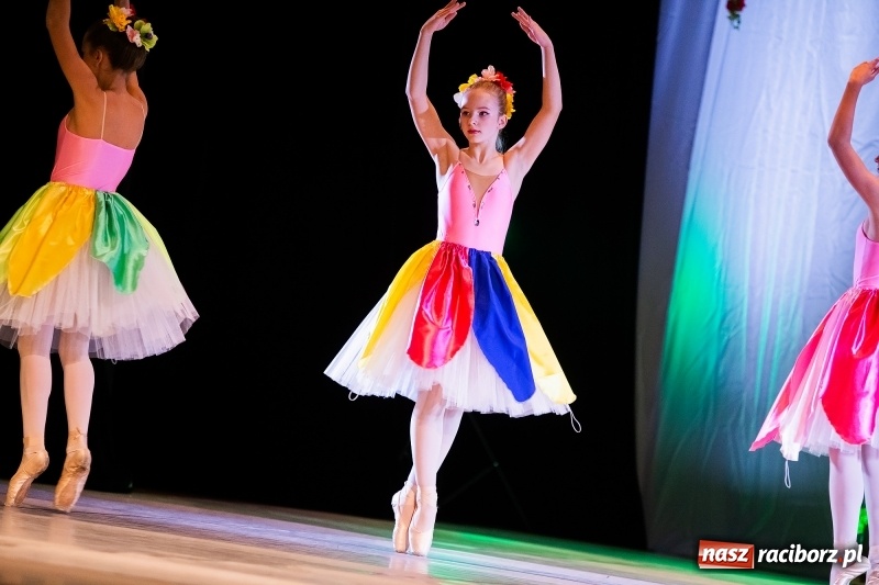 Zdjęcie w galerii na portalu naszraciborz.pl: Po drugiej stronie lustra. Powarsztatowy spektakl finałowy w RCK wiadomości z regionu