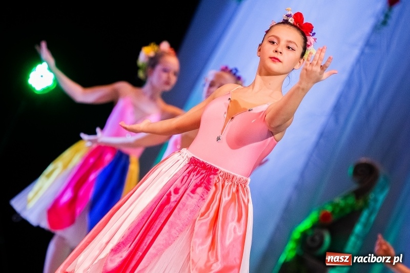 Zdjęcie w galerii na portalu naszraciborz.pl: Po drugiej stronie lustra. Powarsztatowy spektakl finałowy w RCK wiadomości z regionu