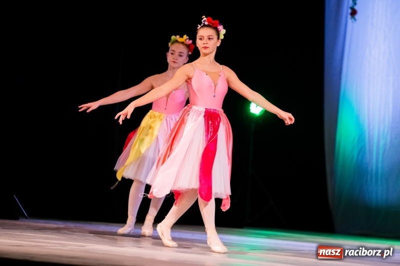 Zdjęcie w galerii na portalu naszraciborz.pl: Po drugiej stronie lustra. Powarsztatowy spektakl finałowy w RCK wiadomości z regionu