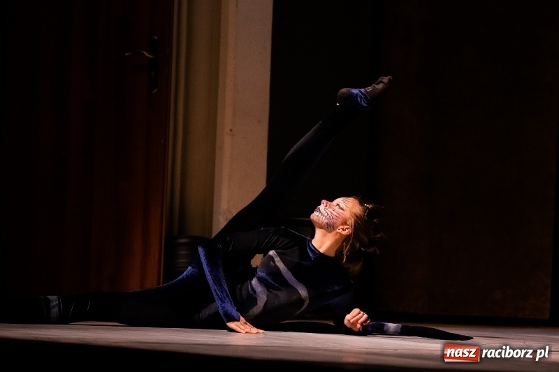 Zdjęcie w galerii na portalu naszraciborz.pl: Po drugiej stronie lustra. Powarsztatowy spektakl finałowy w RCK wiadomości z regionu