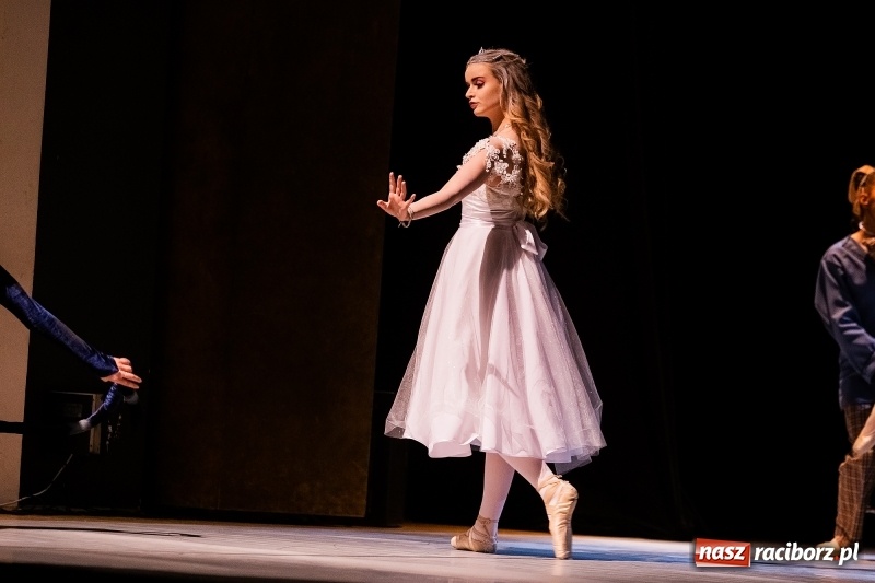 Zdjęcie w galerii na portalu naszraciborz.pl: Po drugiej stronie lustra. Powarsztatowy spektakl finałowy w RCK wiadomości z regionu