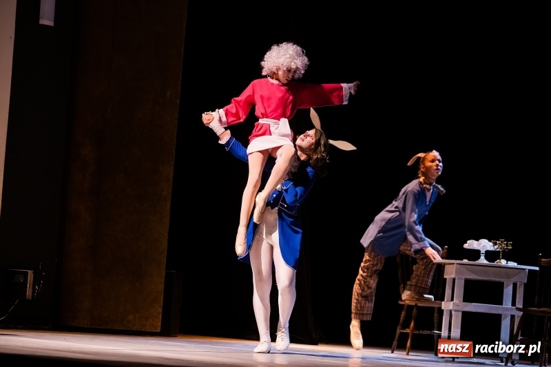 Zdjęcie w galerii na portalu naszraciborz.pl: Po drugiej stronie lustra. Powarsztatowy spektakl finałowy w RCK wiadomości z regionu