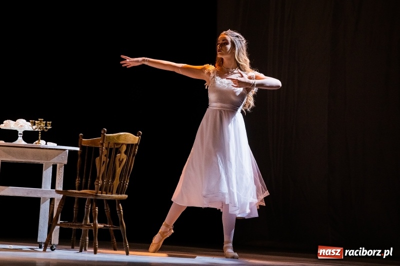 Zdjęcie w galerii na portalu naszraciborz.pl: Po drugiej stronie lustra. Powarsztatowy spektakl finałowy w RCK wiadomości z regionu