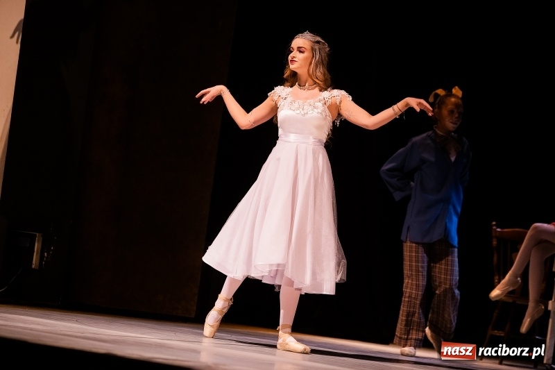 Zdjęcie w galerii na portalu naszraciborz.pl: Po drugiej stronie lustra. Powarsztatowy spektakl finałowy w RCK wiadomości z regionu