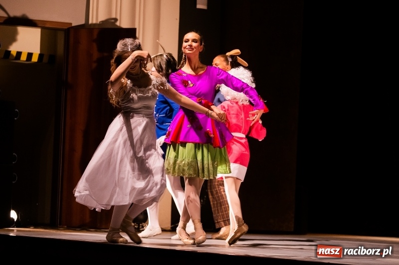 Zdjęcie w galerii na portalu naszraciborz.pl: Po drugiej stronie lustra. Powarsztatowy spektakl finałowy w RCK wiadomości z regionu
