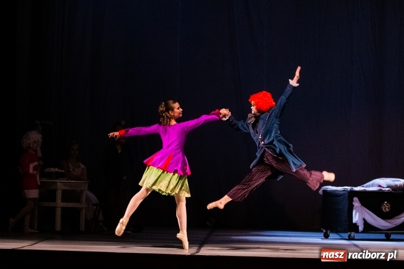 Zdjęcie w galerii na portalu naszraciborz.pl: Po drugiej stronie lustra. Powarsztatowy spektakl finałowy w RCK wiadomości z regionu