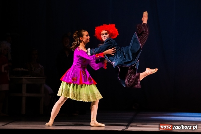 Zdjęcie w galerii na portalu naszraciborz.pl: Po drugiej stronie lustra. Powarsztatowy spektakl finałowy w RCK wiadomości z regionu