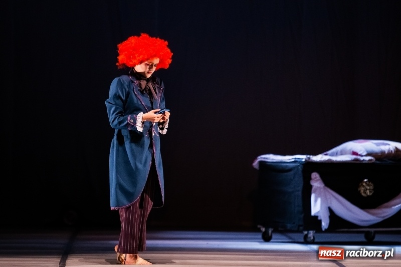 Zdjęcie w galerii na portalu naszraciborz.pl: Po drugiej stronie lustra. Powarsztatowy spektakl finałowy w RCK wiadomości z regionu