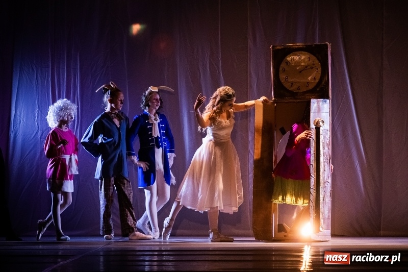 Zdjęcie w galerii na portalu naszraciborz.pl: Po drugiej stronie lustra. Powarsztatowy spektakl finałowy w RCK wiadomości z regionu