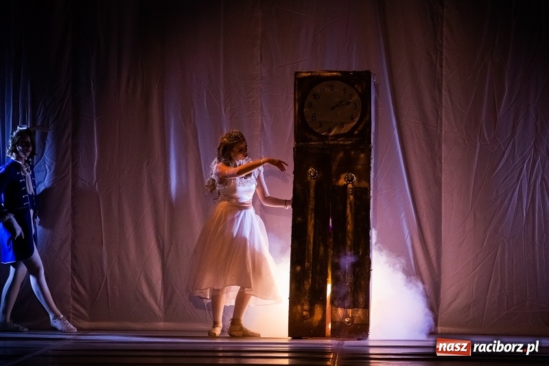 Zdjęcie w galerii na portalu naszraciborz.pl: Po drugiej stronie lustra. Powarsztatowy spektakl finałowy w RCK wiadomości z regionu
