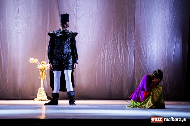 Zdjęcie w galerii na portalu naszraciborz.pl: Po drugiej stronie lustra. Powarsztatowy spektakl finałowy w RCK wiadomości z regionu