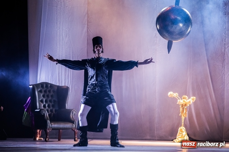 Zdjęcie w galerii na portalu naszraciborz.pl: Po drugiej stronie lustra. Powarsztatowy spektakl finałowy w RCK wiadomości z regionu