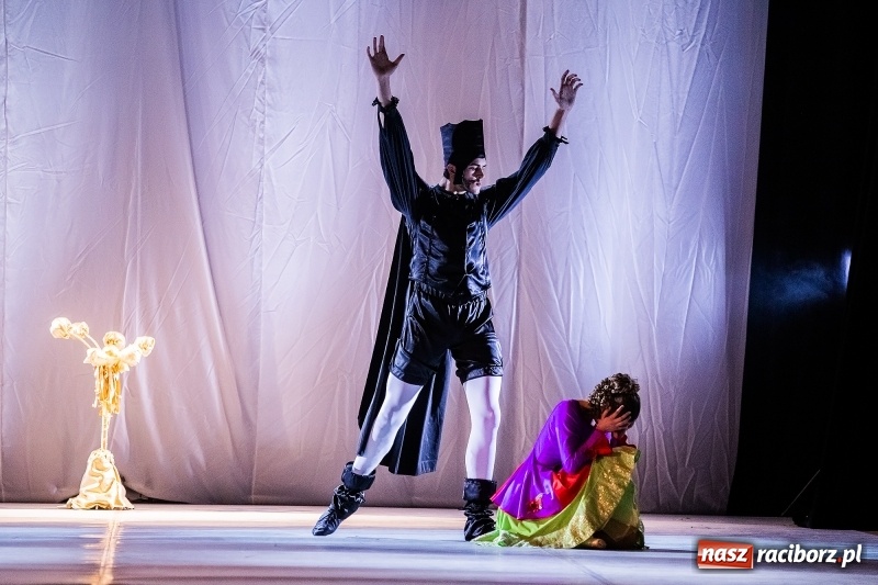 Zdjęcie w galerii na portalu naszraciborz.pl: Po drugiej stronie lustra. Powarsztatowy spektakl finałowy w RCK wiadomości z regionu