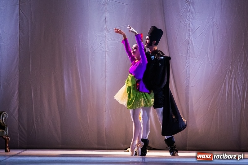 Zdjęcie w galerii na portalu naszraciborz.pl: Po drugiej stronie lustra. Powarsztatowy spektakl finałowy w RCK wiadomości z regionu
