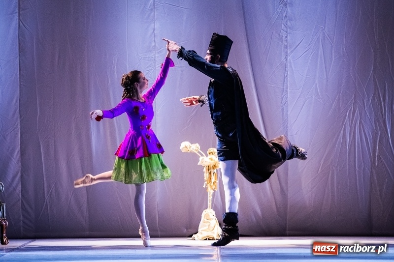 Zdjęcie w galerii na portalu naszraciborz.pl: Po drugiej stronie lustra. Powarsztatowy spektakl finałowy w RCK wiadomości z regionu