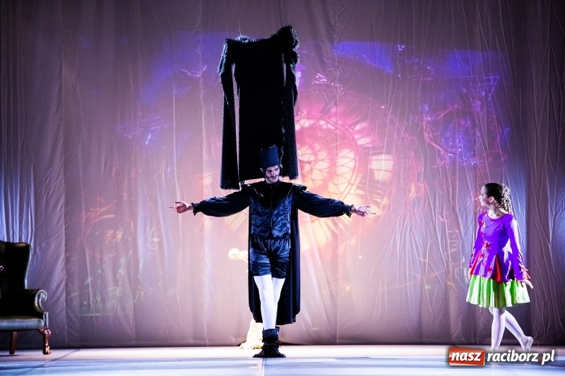 Zdjęcie w galerii na portalu naszraciborz.pl: Po drugiej stronie lustra. Powarsztatowy spektakl finałowy w RCK wiadomości z regionu