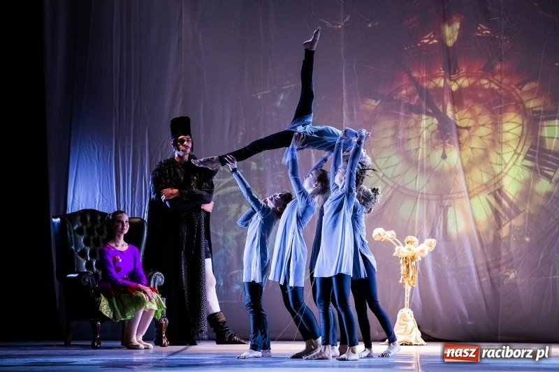 Zdjęcie w galerii na portalu naszraciborz.pl: Po drugiej stronie lustra. Powarsztatowy spektakl finałowy w RCK wiadomości z regionu
