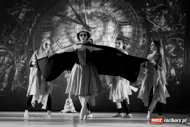 Zdjęcie w galerii na portalu naszraciborz.pl: Po drugiej stronie lustra. Powarsztatowy spektakl finałowy w RCK wiadomości z regionu