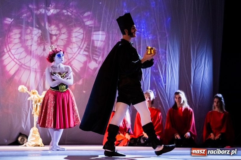 Zdjęcie w galerii na portalu naszraciborz.pl: Po drugiej stronie lustra. Powarsztatowy spektakl finałowy w RCK wiadomości z regionu