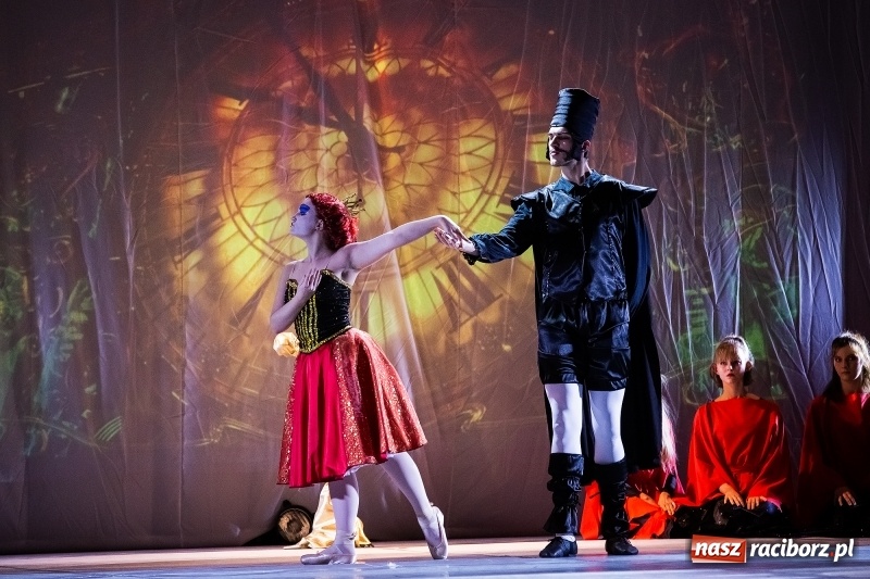 Zdjęcie w galerii na portalu naszraciborz.pl: Po drugiej stronie lustra. Powarsztatowy spektakl finałowy w RCK wiadomości z regionu