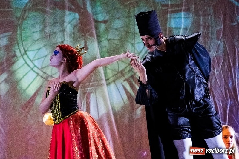 Zdjęcie w galerii na portalu naszraciborz.pl: Po drugiej stronie lustra. Powarsztatowy spektakl finałowy w RCK wiadomości z regionu