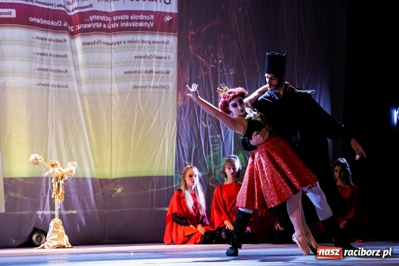 Zdjęcie w galerii na portalu naszraciborz.pl: Po drugiej stronie lustra. Powarsztatowy spektakl finałowy w RCK wiadomości z regionu