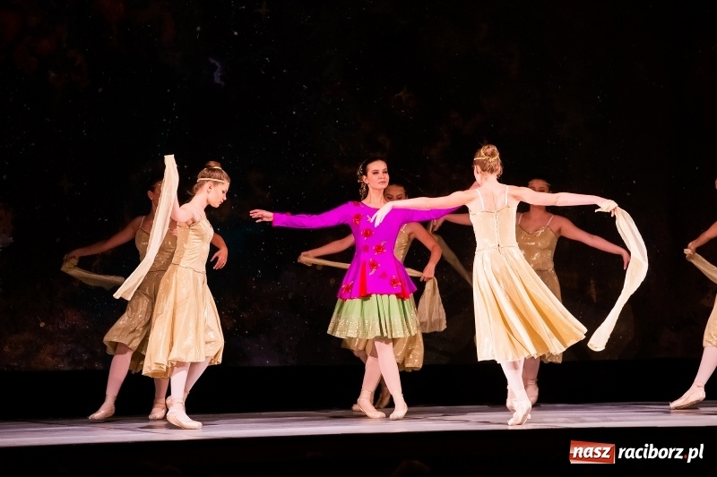 Zdjęcie w galerii na portalu naszraciborz.pl: Po drugiej stronie lustra. Powarsztatowy spektakl finałowy w RCK wiadomości z regionu