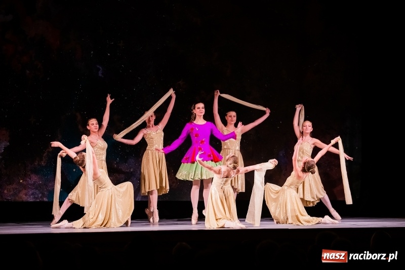 Zdjęcie w galerii na portalu naszraciborz.pl: Po drugiej stronie lustra. Powarsztatowy spektakl finałowy w RCK wiadomości z regionu