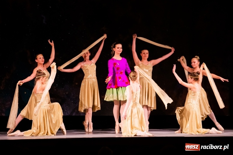 Zdjęcie w galerii na portalu naszraciborz.pl: Po drugiej stronie lustra. Powarsztatowy spektakl finałowy w RCK wiadomości z regionu