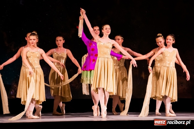 Zdjęcie w galerii na portalu naszraciborz.pl: Po drugiej stronie lustra. Powarsztatowy spektakl finałowy w RCK wiadomości z regionu