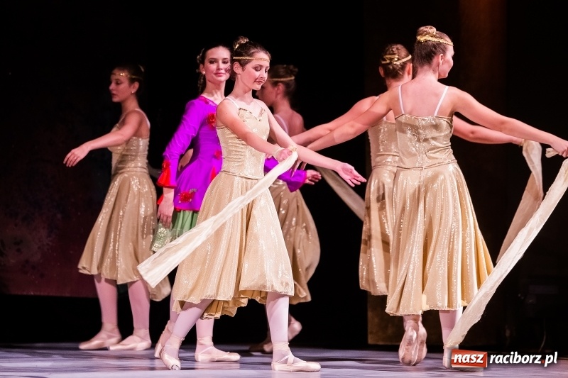 Zdjęcie w galerii na portalu naszraciborz.pl: Po drugiej stronie lustra. Powarsztatowy spektakl finałowy w RCK wiadomości z regionu