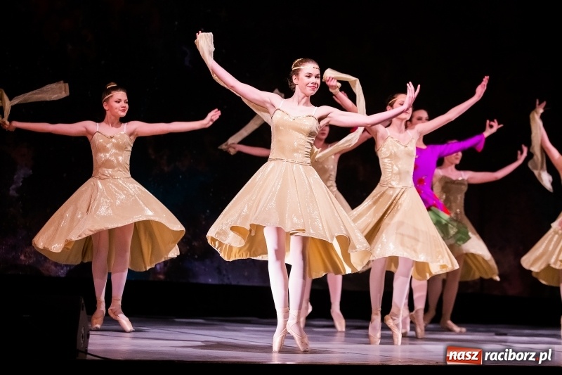 Zdjęcie w galerii na portalu naszraciborz.pl: Po drugiej stronie lustra. Powarsztatowy spektakl finałowy w RCK wiadomości z regionu