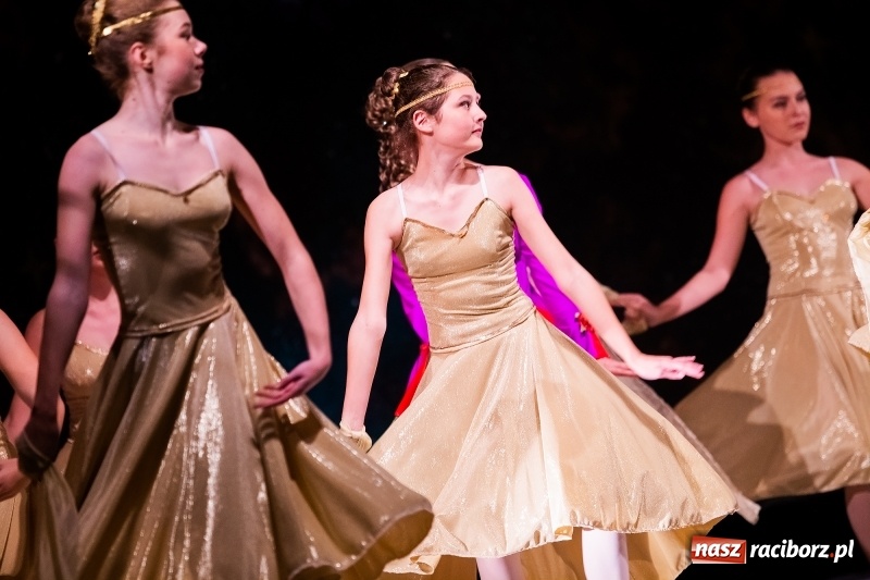 Zdjęcie w galerii na portalu naszraciborz.pl: Po drugiej stronie lustra. Powarsztatowy spektakl finałowy w RCK wiadomości z regionu