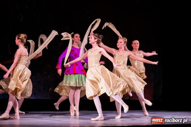 Zdjęcie w galerii na portalu naszraciborz.pl: Po drugiej stronie lustra. Powarsztatowy spektakl finałowy w RCK wiadomości z regionu