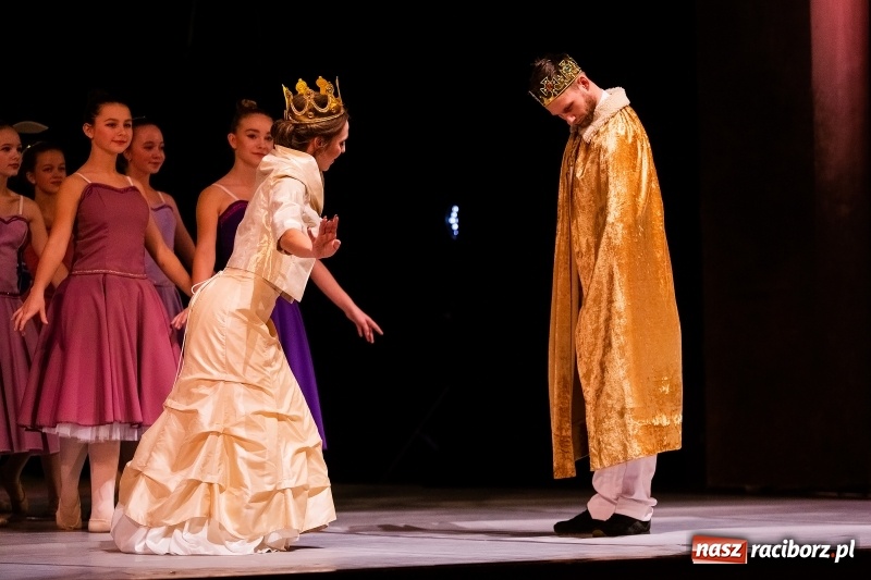Zdjęcie w galerii na portalu naszraciborz.pl: Po drugiej stronie lustra. Powarsztatowy spektakl finałowy w RCK wiadomości z regionu