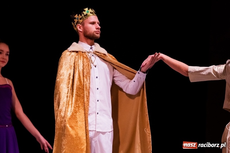Zdjęcie w galerii na portalu naszraciborz.pl: Po drugiej stronie lustra. Powarsztatowy spektakl finałowy w RCK wiadomości z regionu